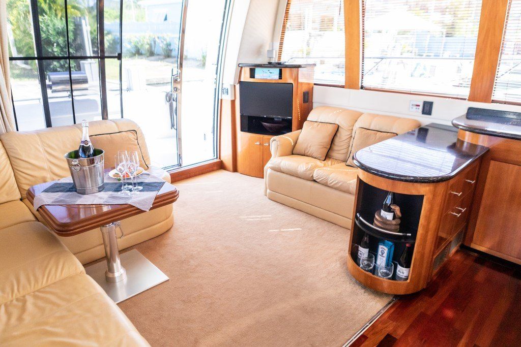 2001 Carver 530 Voyager Pilothouse Power Boat For Sale - www.lighthouseyachting.com