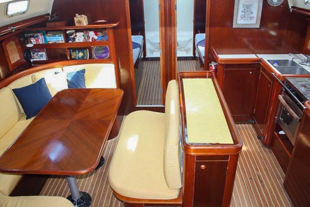 Beneteau 50 saloon