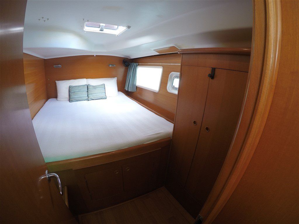 Lagoon 380 S2 aft port VIP guest suite