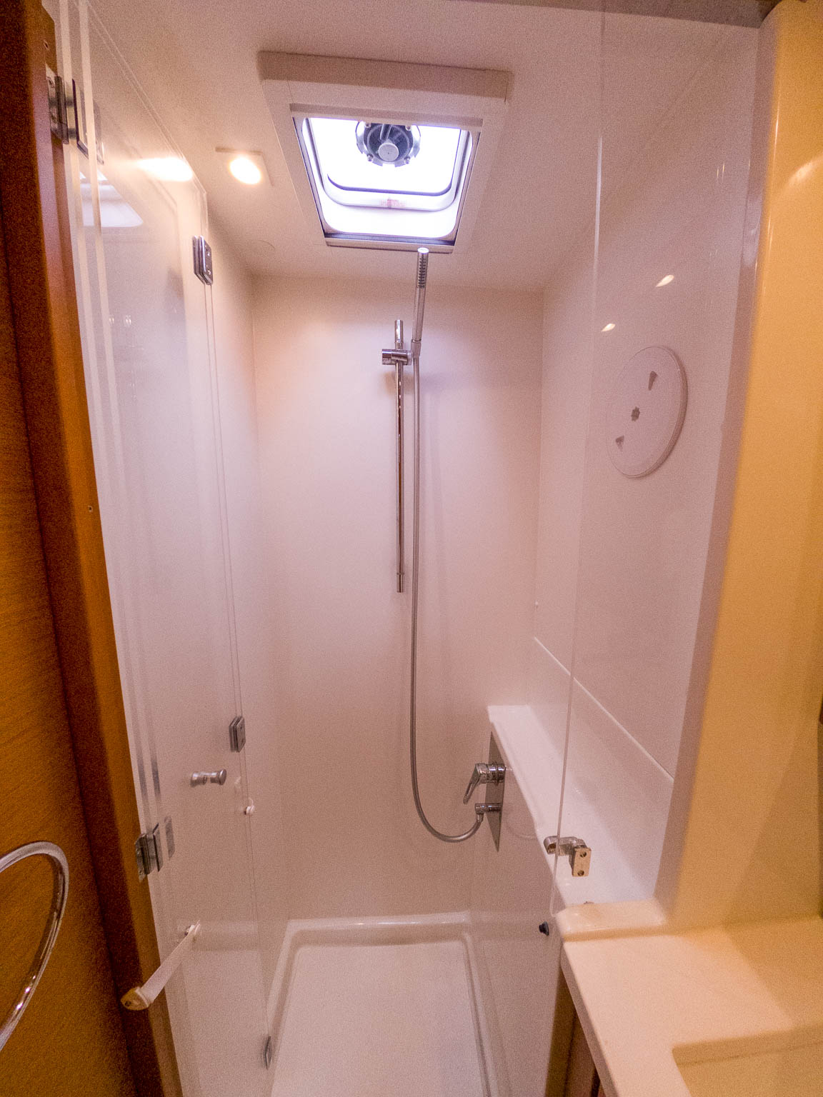 Lagoon 450F starboard forward head