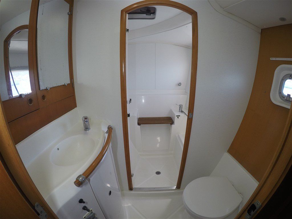 Lagoon 380 S2 master en-suite