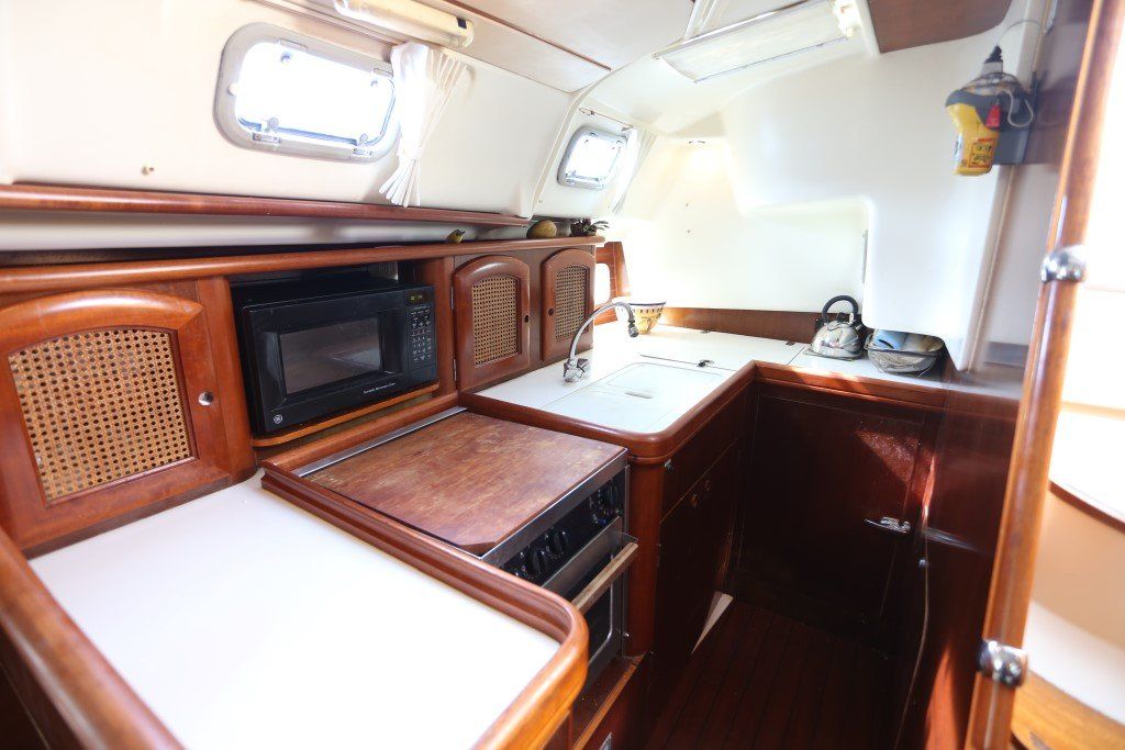 1999 Beneteau Oceanis 411 Sail Boat For Sale - www.lighthouseyachting.com