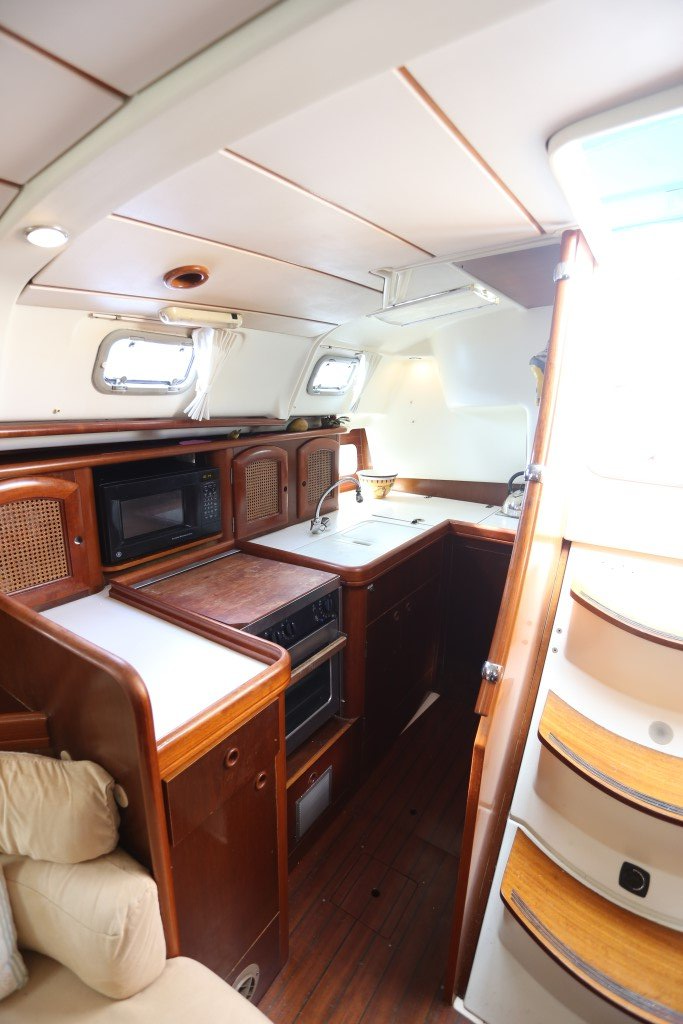 1999 Beneteau Oceanis 411 Sail Boat For Sale - www.lighthouseyachting.com