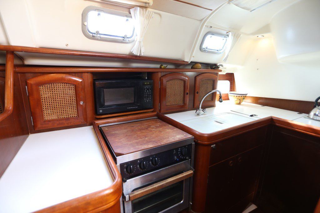 1999 Beneteau Oceanis 411 Sail Boat For Sale - www.lighthouseyachting.com