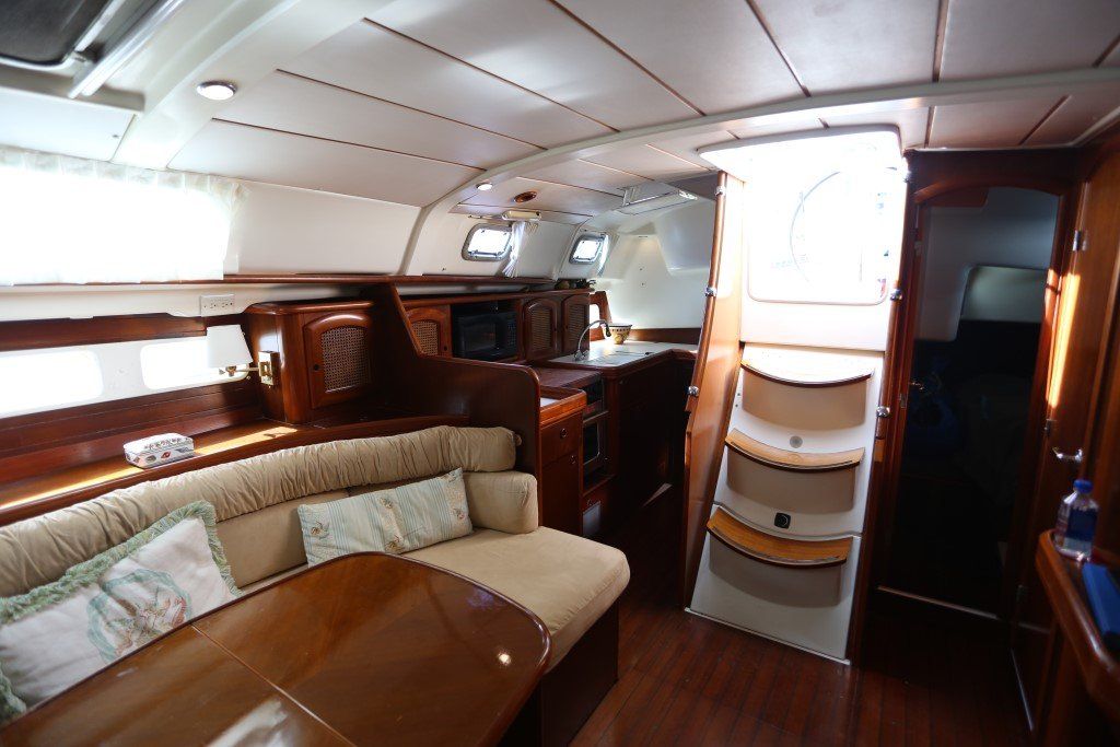 1999 Beneteau Oceanis 411 Sail Boat For Sale - www.lighthouseyachting.com