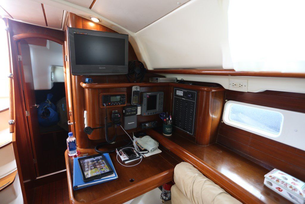 1999 Beneteau Oceanis 411 Sail Boat For Sale - www.lighthouseyachting.com