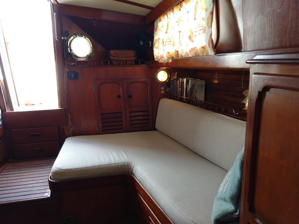 Aleautian 51 saloon - www.lighthouseyachting.com