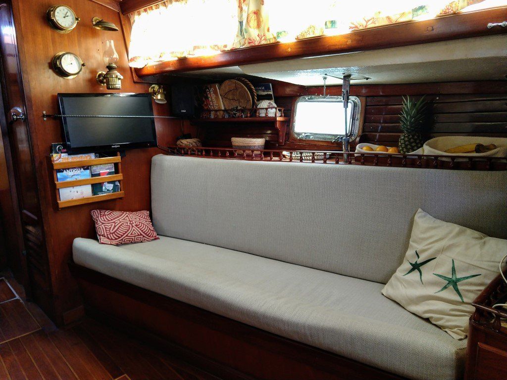 Aleautian 51 starboard settee - www.lighthouseyachting.com
