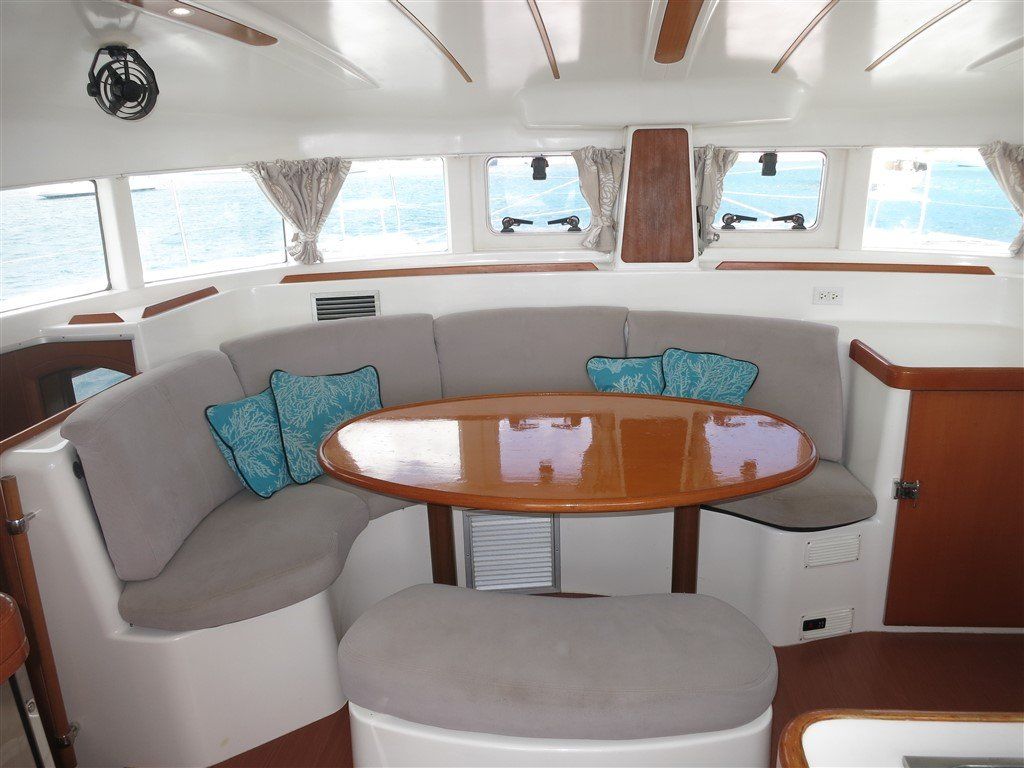 Lagoon 380 S2 Saloon table