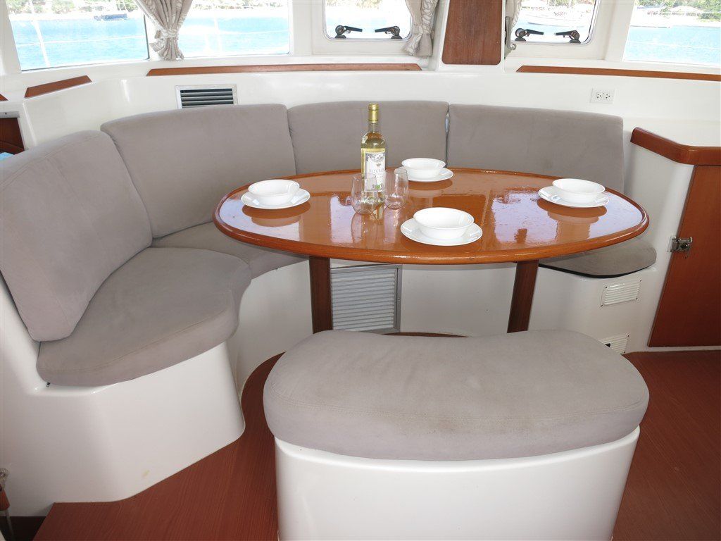 Lagoon 380 S2 Saloon