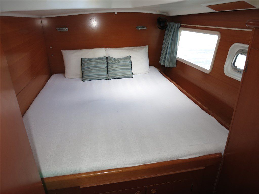 Lagoon 380 S2 aft port VIP guest cabin