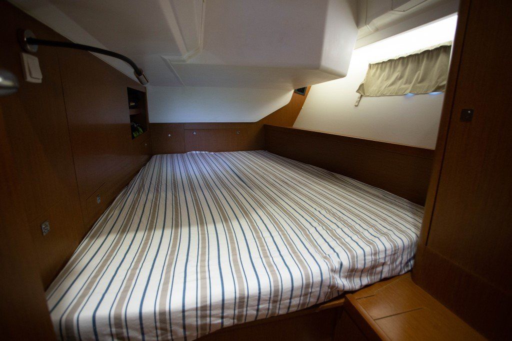 Beneteau Oceanis 45 aft port cabin