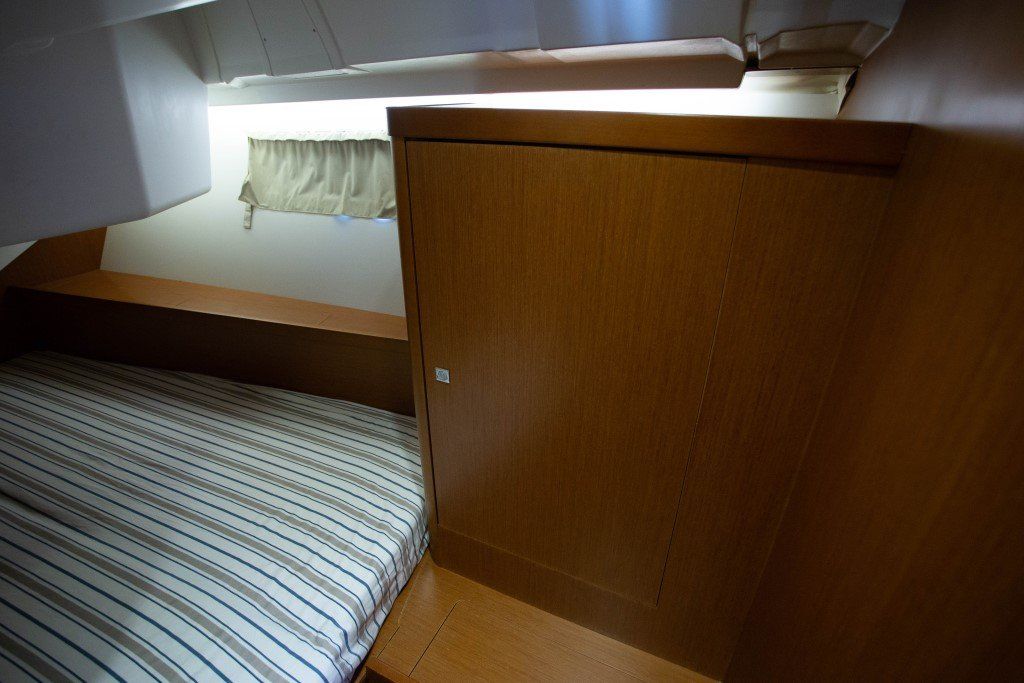 Beneteau Oceanis 45 port aft cabin