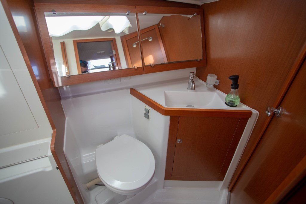 Beneteau Oceanis 45 head