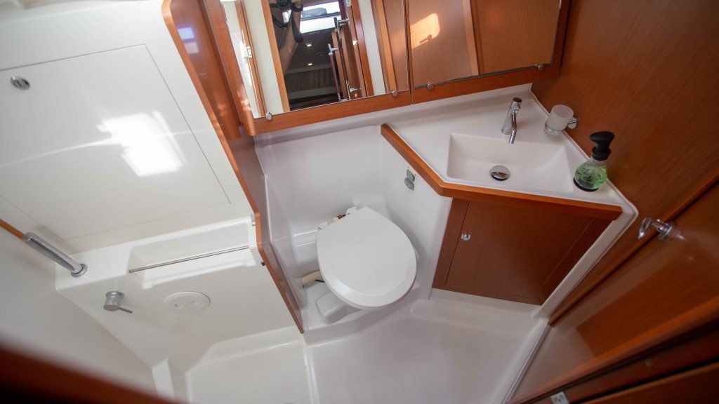 Beneteau Oceanis 45 head and shower