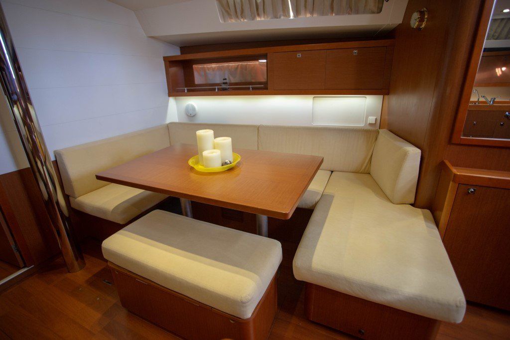 Beneteau Oceanis 45 Salon table
