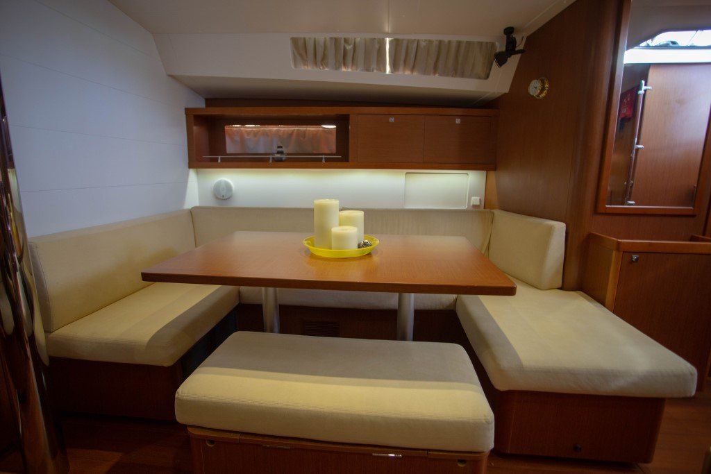 Beneteau Oceanis 45 Saloon table