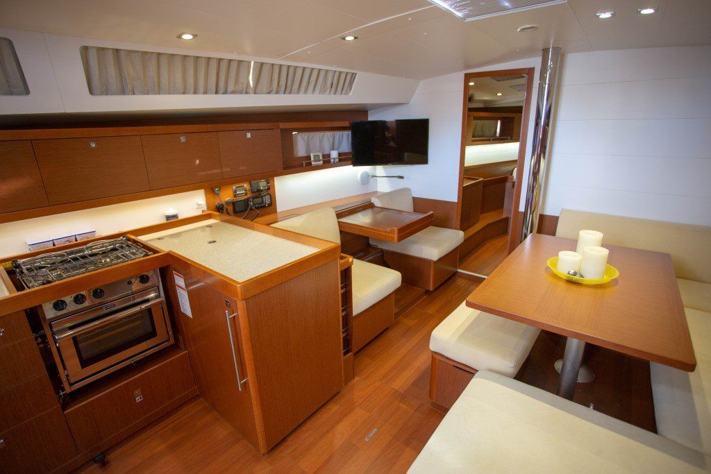 Beneteau Oceanis 45 Dinette