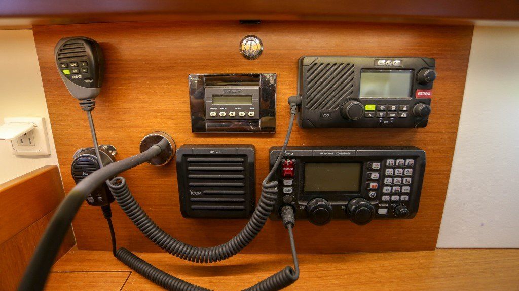 Beneteau Oceanis 45 navigation instruments