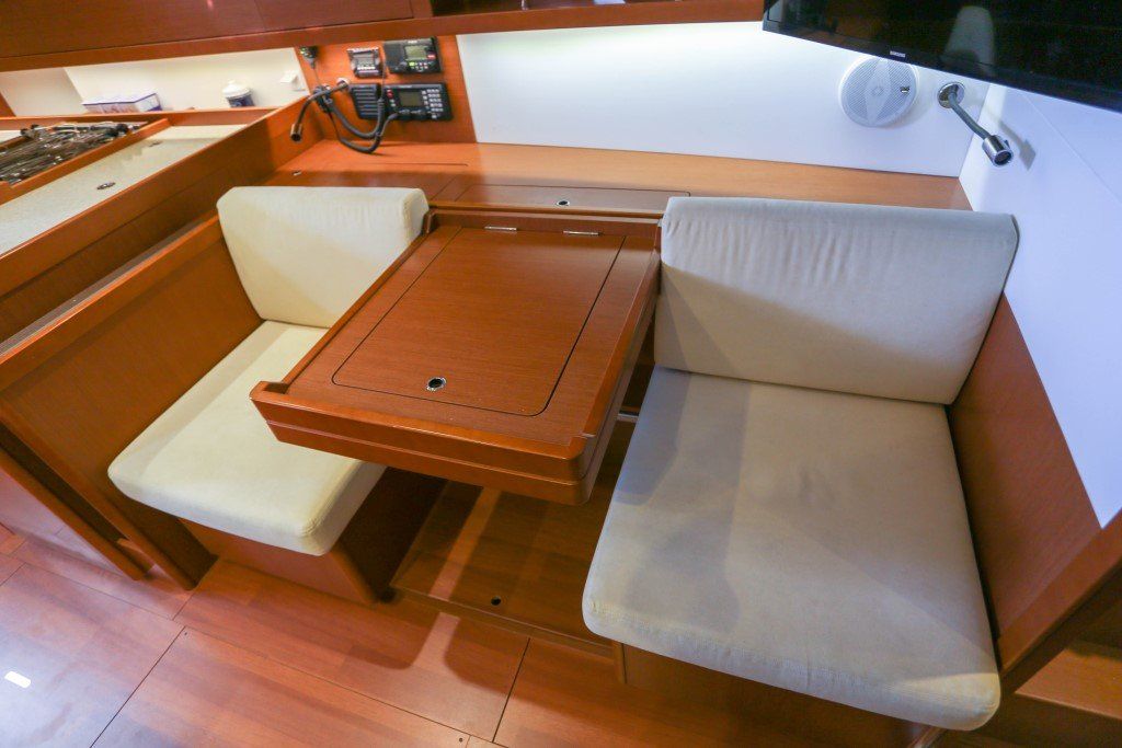 Beneteau Oceanis 45 navigation seating