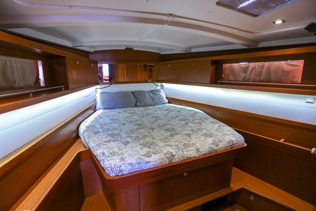 Beneteau Oceanis 45 forepeak cabin