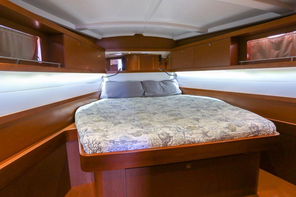Beneteau Oceanis 45 master stateroom