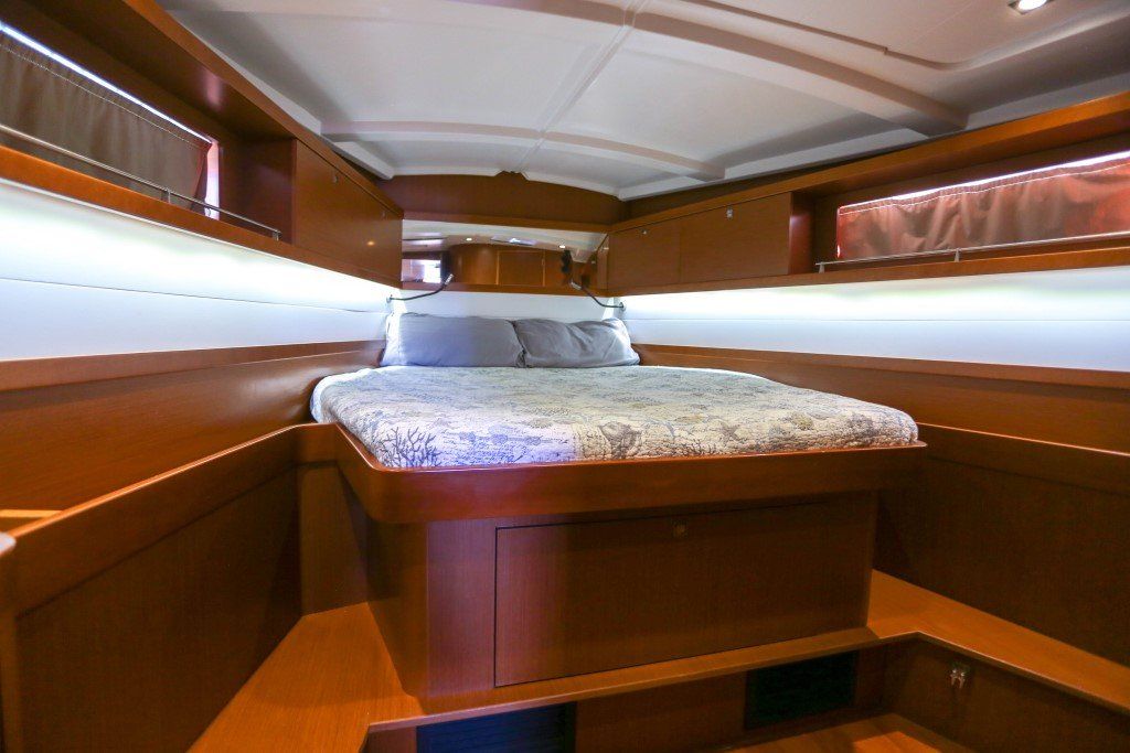 Beneteau Oceanis 45 forepeak stateroom