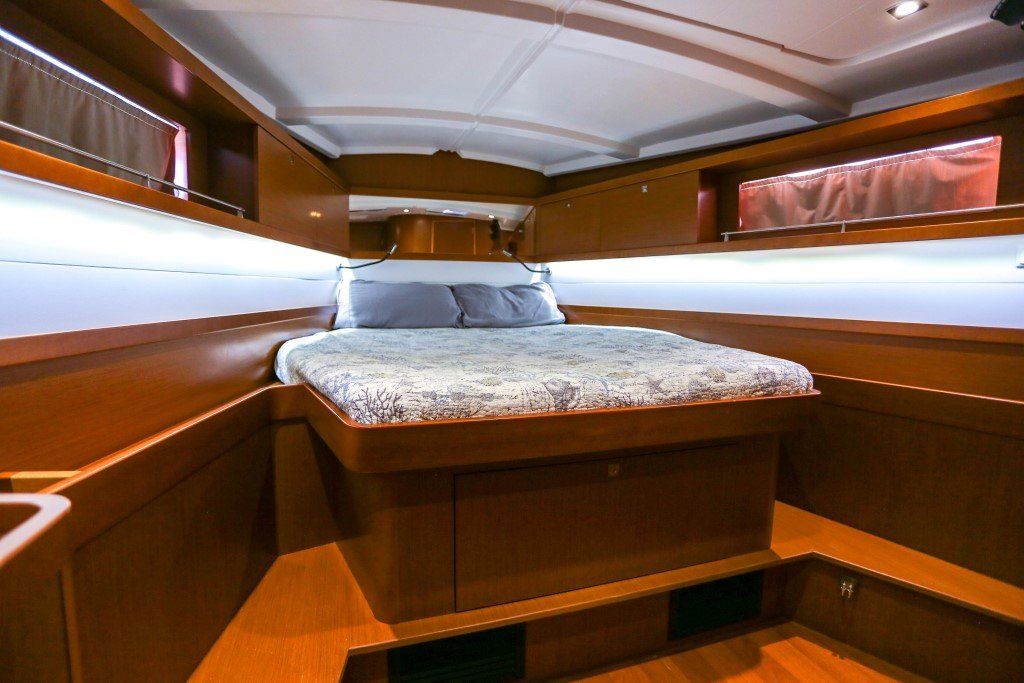 Beneteau Oceanis 45 forward cabin