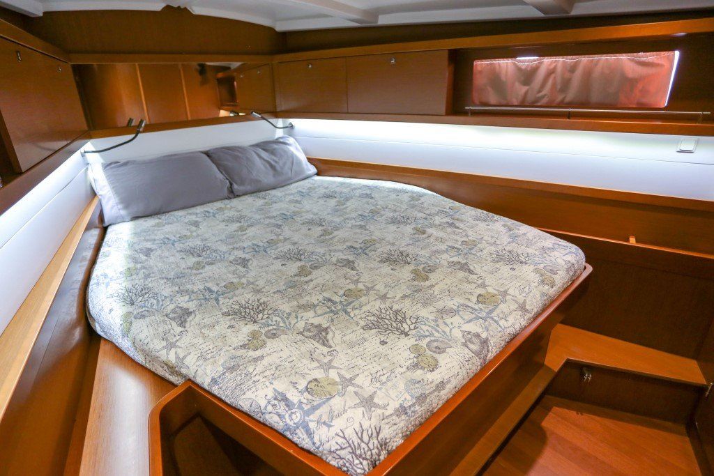 Beneteau Oceanis 45 forward stateroom