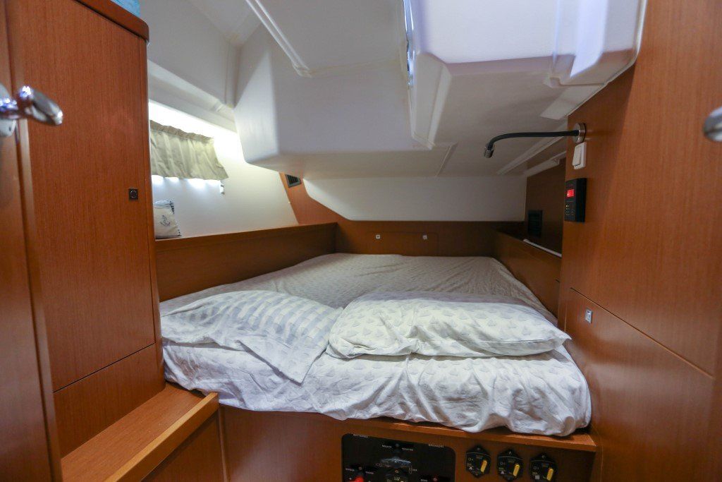 Beneteau Oceanis 45 aft stbd cabin