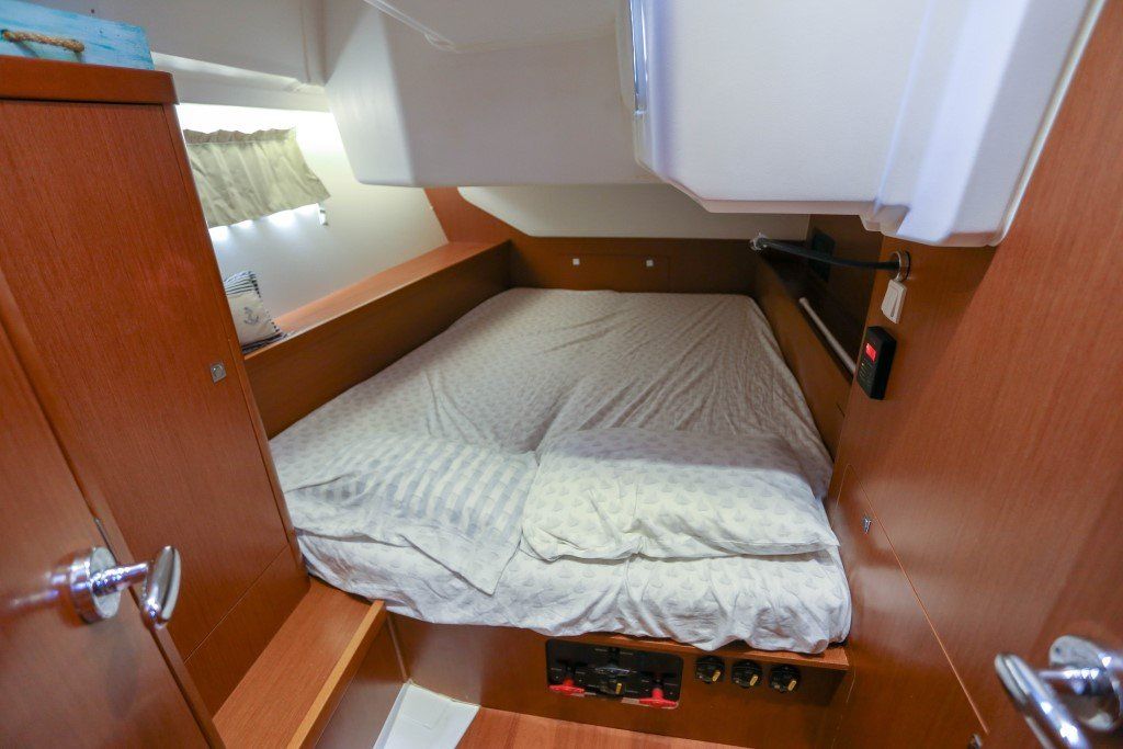 Beneteau Oceanis 45 aft starboard cabin