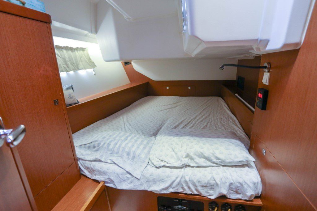 Beneteau Oceanis 45 starboard aft cabin