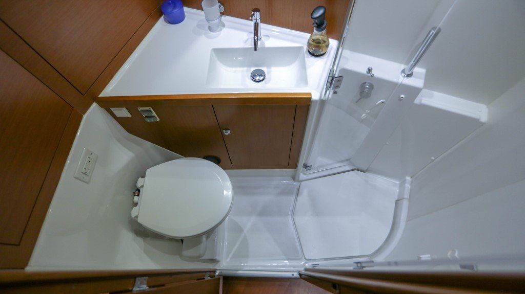 Beneteau Oceanis 45 head and shower