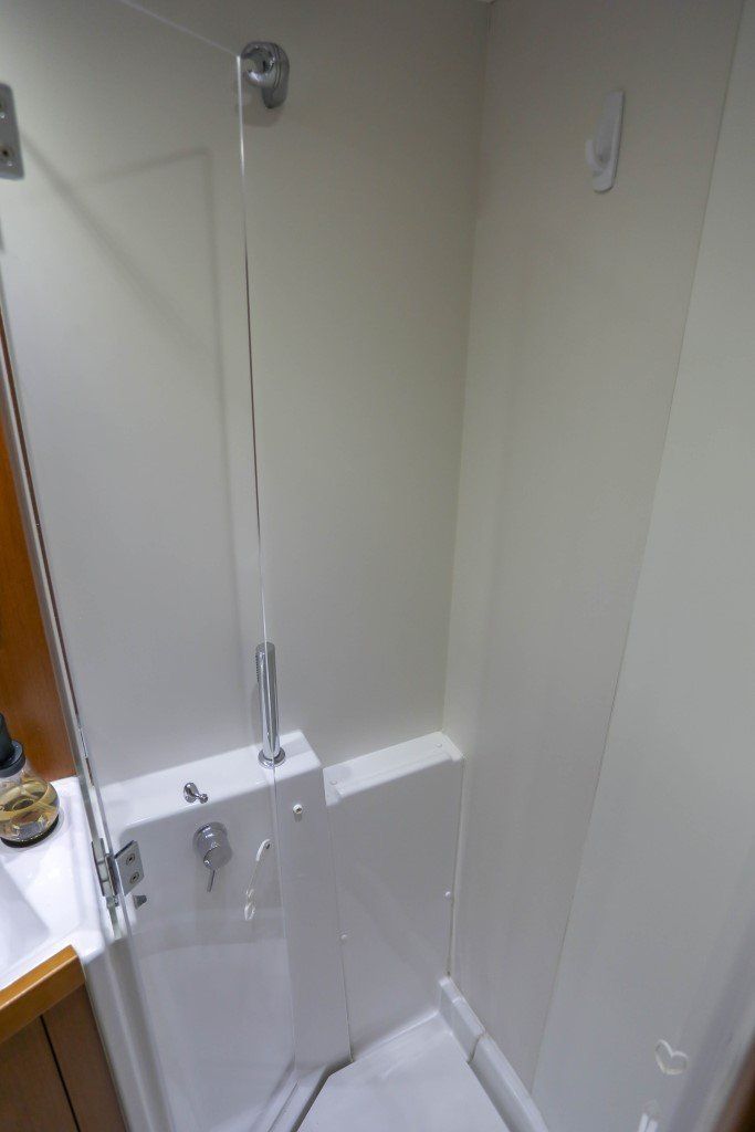 Beneteau Oceanis 45 shower