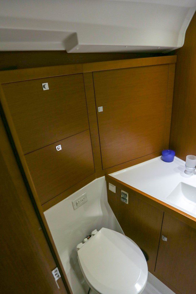 Beneteau Oceanis 45 head