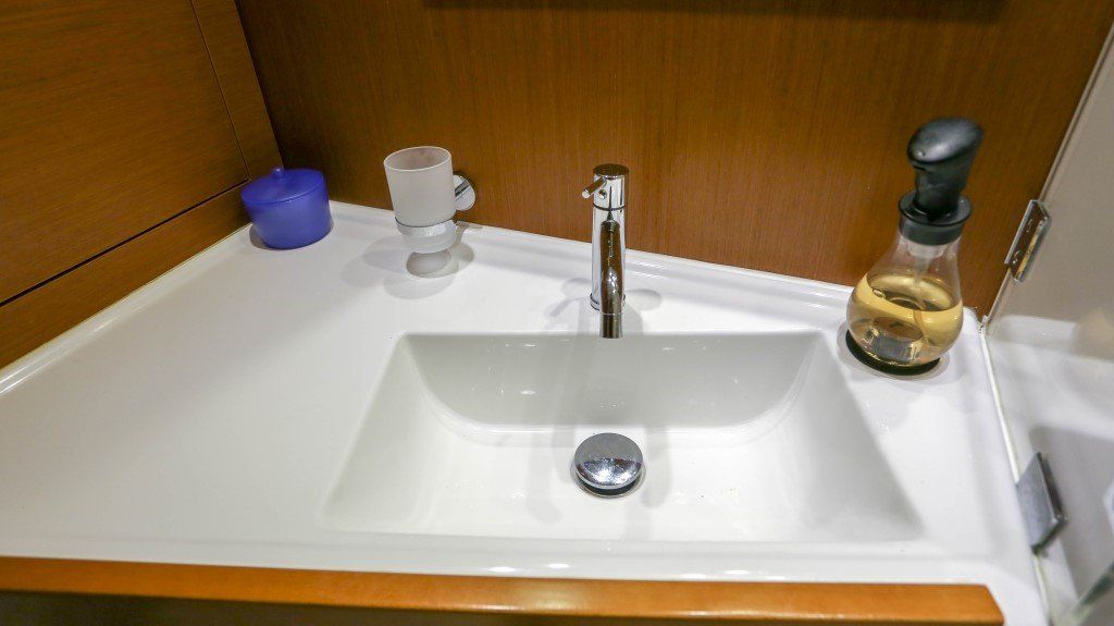 Beneteau Oceanis 45 washroom