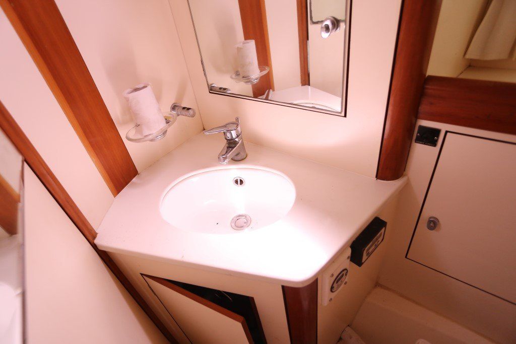 1996 Oyster 485 Deck Saloon Sail Boat For Sale - www.lighthouseyachting.com