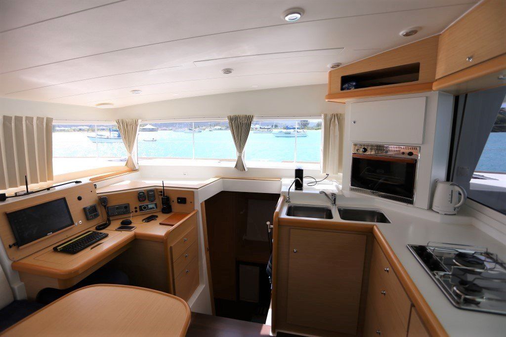 Lagoon 400 salon stbd