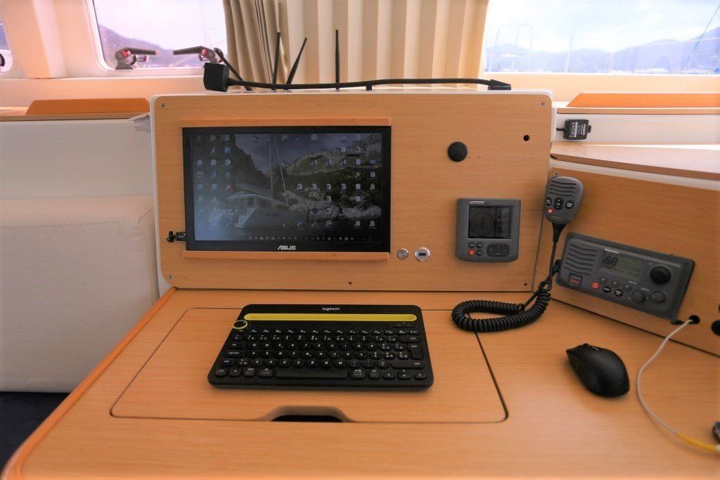 Lagoon 400 nav station