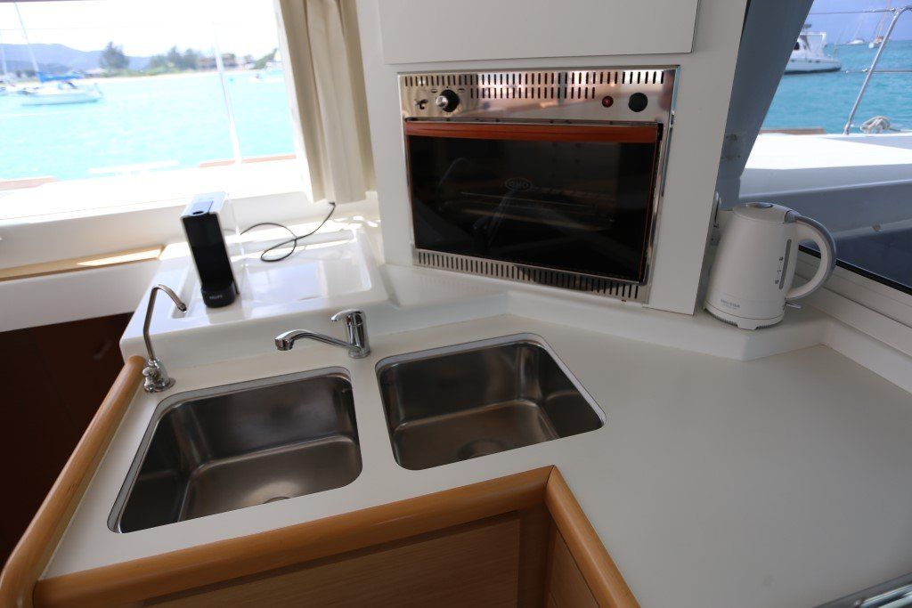 Lagoon 400 galley basin