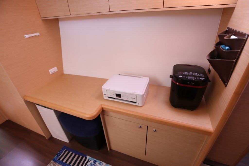 Lagoon 400 Master stateroom desk