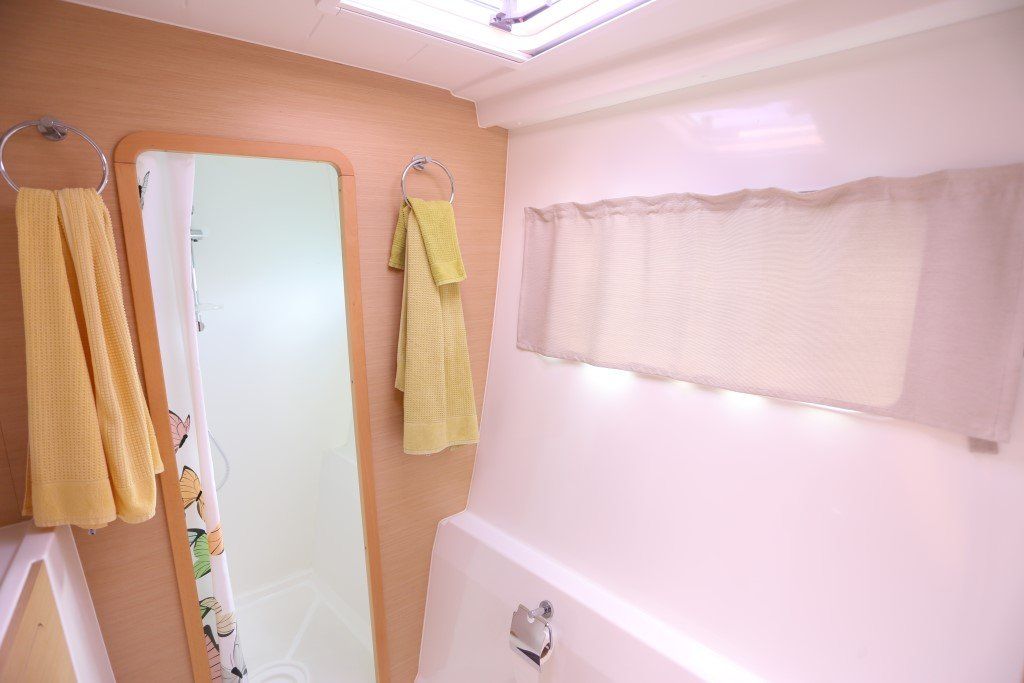 Lagoon 400 Master stateroom head