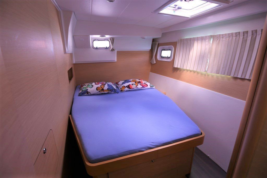 Lagoon 400 guest aft stateroom