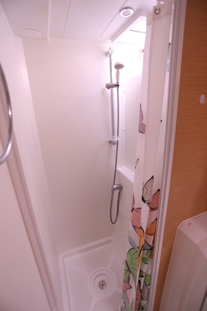 Lagoon 400 guest head