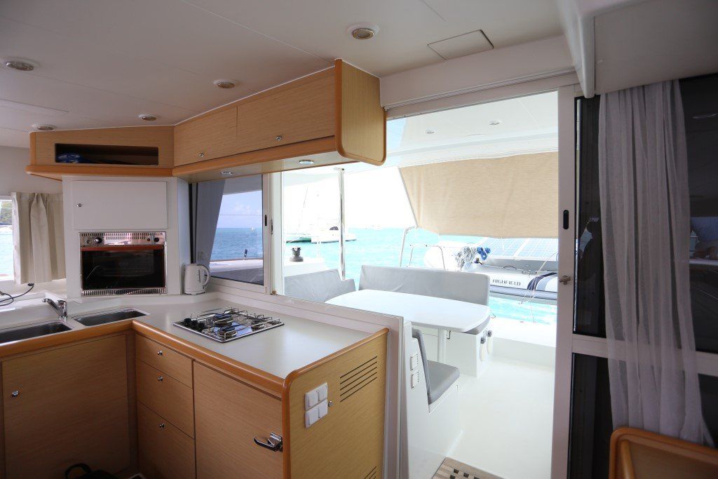Lagoon 400 sliding door