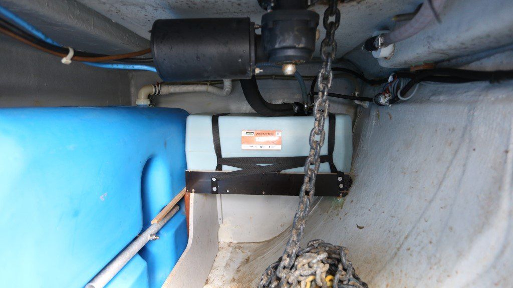 Lagoon 400 windlass motor