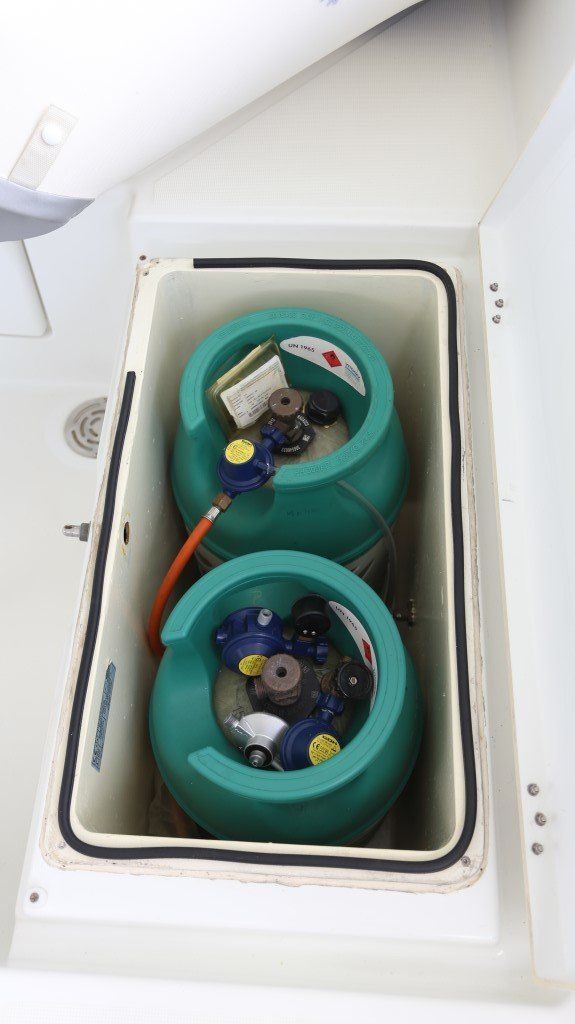 Lagoon 400 propane locker