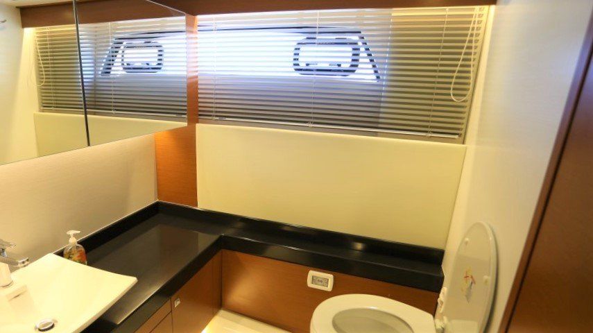 2017 Prestige 500S aft master en-suite head