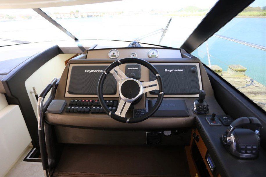2017 Prestige 500S helm station