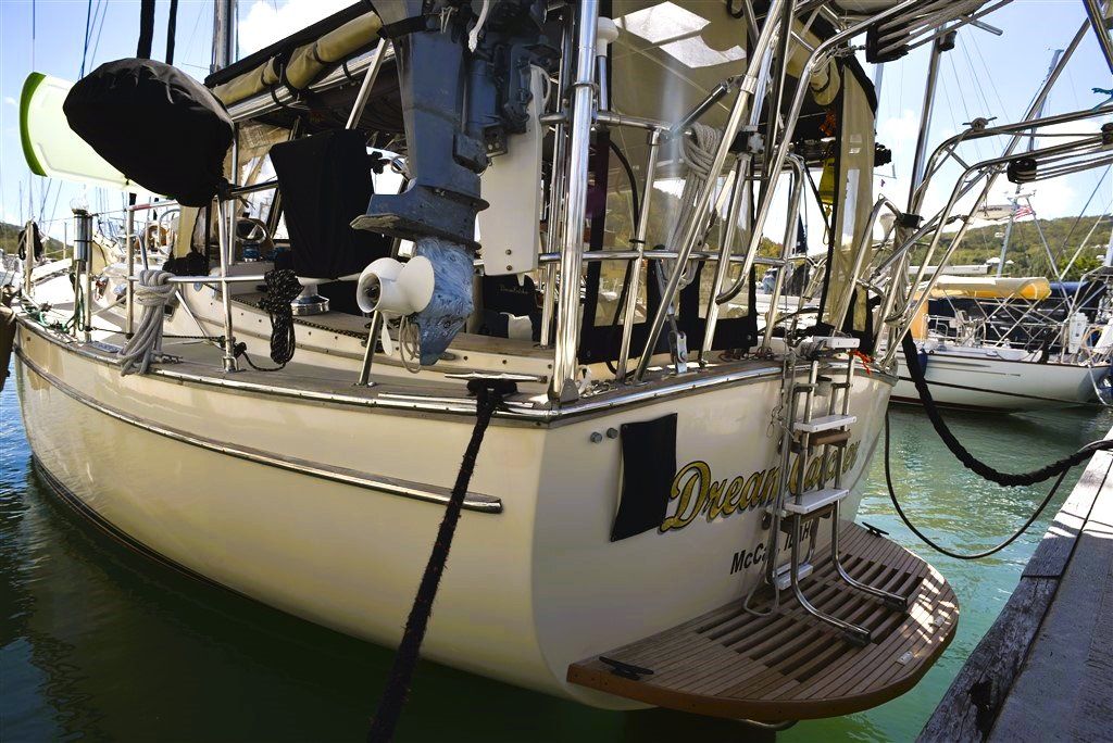 Island Packet 38 - Stern